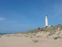 Faro de Trafalgar desde el arenal cercano a una cala