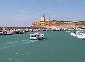 Vista del puerto y del faro de Roche