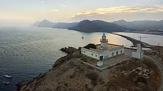 El faro y vista de la costa