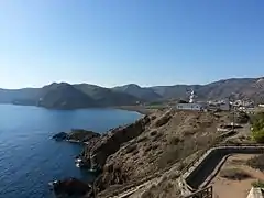 Vista del faro desde las antiguas baterías de defensa.