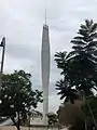 Vista en horario diurno el faro desde Plaza de Bicentenario.