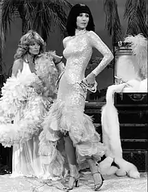 Farrah Fawcett y Cher en 1976. Desde los años 60 hasta los 80, las mujeres aspiraban a verse delgadas. La piel bronceada también se hizo popular.