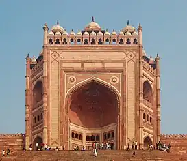 El Buland Darwaza fue construido por Akbar el Grande para conmemorar su victoria sobre el sultanato de Gujarat