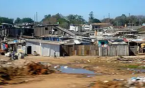 Bolsón de favela en la entrada de la ciudad.