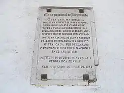 Imagen incluye texto que dice: «Casa patronal de Nilcunlauta. Esta casa perteneció a Don Juan Ximenez de León y Mendoza quien donó las 450 cuadras de tierra para la fundación de San Fernando en el año de 1740. Dos años después en 1472 se fundó esta ciudad. Don Juan Ximénez de León y Mendoza falleció en esta casa el año de 1751. Esta casa fue declarado Monumento Histórico Nacional en el año de 1981. Instituto de Difusión Histórica y Geográfica de Chile. San Fernando, Octubre de 1984»