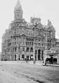 Federal Coffee Palace desde el norte a lo largo de King Street, década de 1890