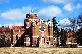 Capilla (1961) de las hermanas felicianas en Livonia, Míchigan - escultura arquitectónica por Corrado Parducci