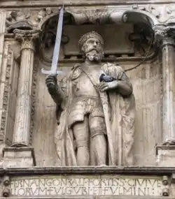 Detalle de la fachada, estatua de Fernán González.