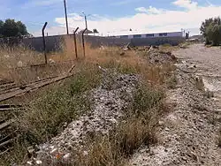 Rieles destrozados de lo que fueron las vías del tren que en "KM 5" que conectaban con su puerto.