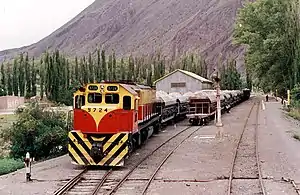 Locomotora EMD GT22CU del Ferrocarril General Belgrano en la Estación Ingeniero Maury, provincia de Salta, Argentina.