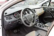 Peugeot 508 interior, nótese el diseño exageradamente retro del instrumental y volante tan deliciosamente alejado de las sobrecargas de esta época