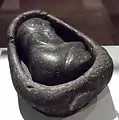 Escultura inca que representa a un feto succionándose el dedo dentro del útero materno. Este artefacto se encuentra en el Museo de América, en Madrid, España.