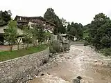 El arroyo a través del pueblo de Fieberbrunn