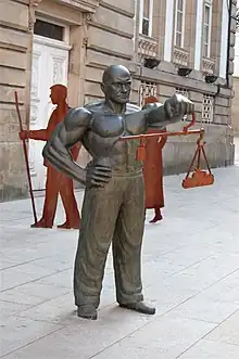 El Fiel contraste, escultura situada tras la casa consistorial.