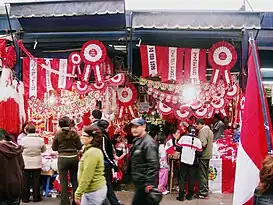 Puesto de venta de banderas y escarapelas para celebrar Fiestas Patrias.