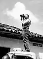 Enrique Gutiérrez y Simón filma con la cámara de 16 mm. en color, escenas complementarias para el documental Las Lajas, un milagro de Dios sobre el abismo, que se realizó en parte, durante el rodaje de la película Chambú, en 35 mm. y blanco y negro.