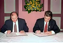 Firma de acuerdo entre Reid Plastics y Polyplas Dominicana, Santo Domingo, RD 1996.