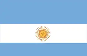 Bandera de la marina de Argentina, oficializada el 14 de marzo de 1818. La de los buques mercantes era la misma, pero sin el Sol. En 1819 tuvo durante unos meses un tono azul en lugar del celeste, que luego fue restablecido. Se dejó de usar hacia 1820.