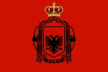 Bandera de Albania bajo ocupación italiana con la corona de la Casa de Saboya (1939-1943)