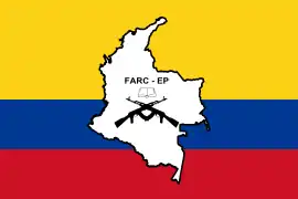 Bandera de las Fuerzas Armadas Revolucionarias de Colombia - Ejército del Pueblo (FARC-EP), con un libro abierto y dos fúsiles AK-47 sobre el mapa de Colombia.