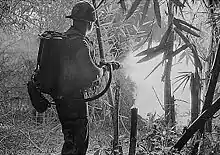 Soldado de la 23 División de Infantería estadounidense, empleando un lanzallamas en Vietnam.