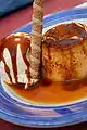 Flan y helado con barquillo