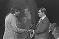 Glazer recibiendo el premio al atleta destacados del año 1950.