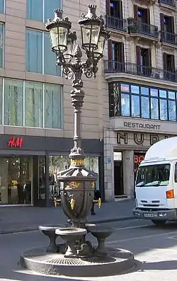 Fuente de Canaletas (1892), de Pere Falqués, Rambla con la plaza de Cataluña.