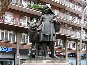 Fuente de la Caperucita (1921), de Josep Tenas, paseo de San Juan/Rosellón.