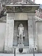 Fontaine du Fellah, en París, del ingeniero François-Jean Bralle y el escultor Pierre-Nicolas Beauvalet, 1806. Está inspirada en una estatua de Antínoo como Osiris descubierta en 1739 en Tívoli.