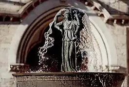 Las esculturas superieores en bronce, Trois porteuses d'eau.