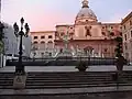 La plaza y la fuente vistas desde la Via Maqueda.