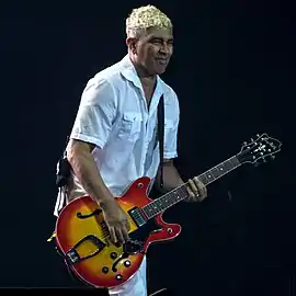 Pat Smear tocando la guitarra en vivo.