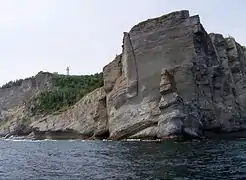 Formación rocosa llamada "Le Vieux" (El Viejo) y el faro del cabo Gaspé