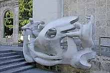 Forma, Espacio y Luz, escultura de Rita Longa en la entrada principal.