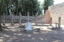 Zona del acceso, donde se aprecian parte de la columnata, la fuente y el pedestal.