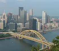 El puente Fort Pitt es un puente en arco atirantado. Nótese que los arcos terminan sobre esbeltos pilares elevados, que no proporcionan fuerzas de compresión; la tensión en el tablero de la carretera sostiene el arco.