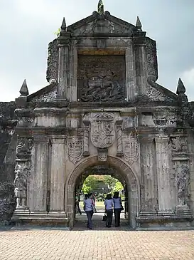 Puerta del Fuerte Santiago, en Manila.