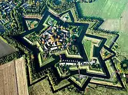 Fuerte Bourtange, un fuerte en estrella de fines del siglo XVI en Groningen, Países Bajos