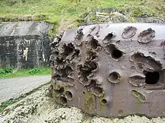 Torreta de tiro alemana en Aleth. Se aprecian los impactos de obús recibidos durante la liberación.