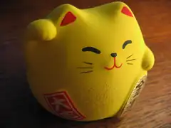 El popular «Maneki Neko» (gato japonés de la fortuna)