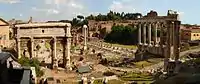 El Foro Romano con el monte Palatino al fondo.