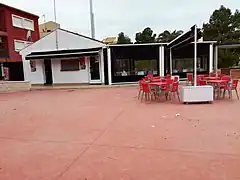 Bar-Chiringuito situado al otro extremo de la plaza en la que se encuentra el escenario