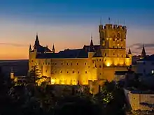 Vista nocturna del castillo