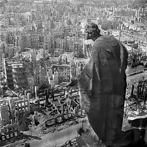 Dresde destruida vista desde el Ayuntamiento, 1945. (Blick auf Dresden vom Rathausturm).