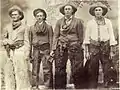 Tipos posando con chaparreras y stetson hacia 1910