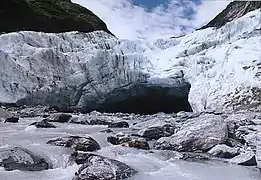 El río Fox emergiendo de la terminación del glaciar