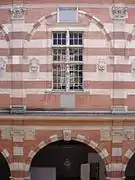 Patio de Enrique IV, policromía de ladrillo y piedra.