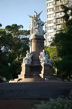 Francia a la Argentina, realizado por el escultor Émile Peynot y donado por la colectividad gala.