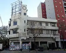 Pinzón 401-21, esquina Avenida Almirante Brown.